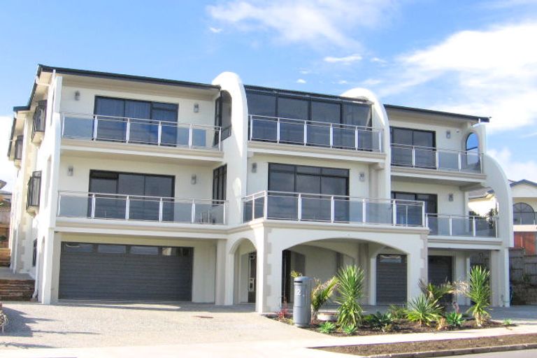 Photo of property in 12 Lobelia Rise, Goodwood Heights, Auckland, 2105