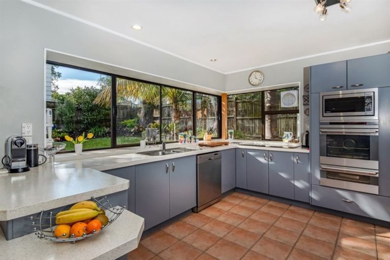 Photo of property in 6 Delisle Place, Windsor Park, Auckland, 0632