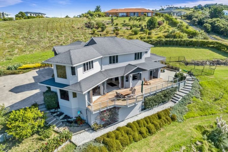 Photo of property in 64 Balboa Drive, Matakatia, Whangaparaoa, 0930