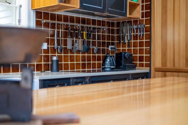 Photo of property in 9 Robertson Street, Russell, 0202