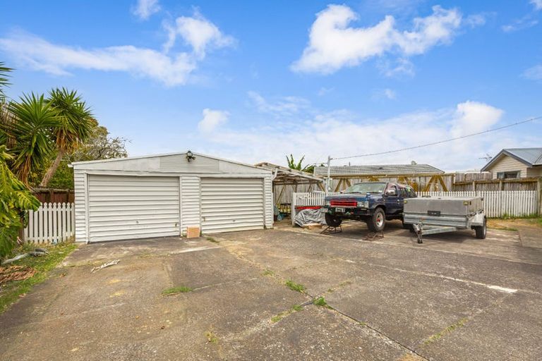 Photo of property in 39 Rewarewa Road, Te Atatu Peninsula, Auckland, 0610
