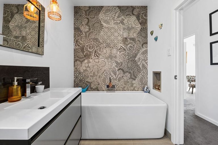 Photo of property in 482 Devon Street East, Strandon, New Plymouth, 4312