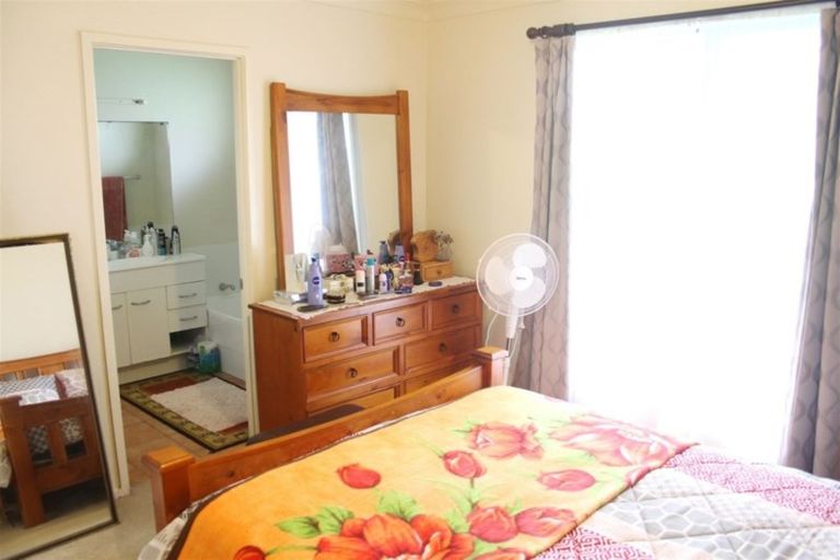 Photo of property in 100a Lincoln Park Avenue, Massey, Auckland, 0614