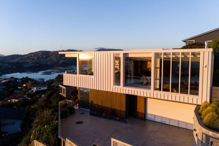 Photo of property in 10 Seascape View, Paremata, Porirua, 5024