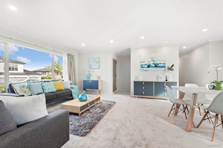 Photo of property in 22 Seresin Crescent, Flat Bush, Auckland, 2016