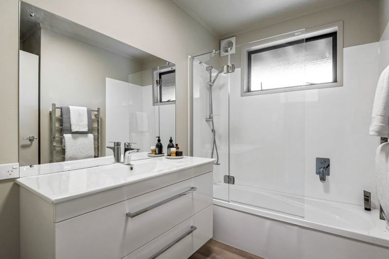 Photo of property in 1/20a Rawene Road, Birkenhead, Auckland, 0626