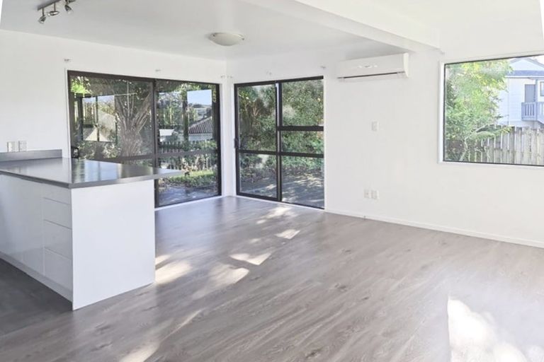 Photo of property in 19 Peterhouse Place, West Harbour, Auckland, 0618