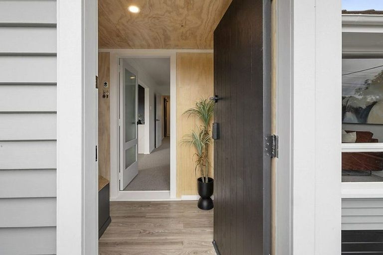 Photo of property in 390 Mangorei Road, Merrilands, New Plymouth, 4312