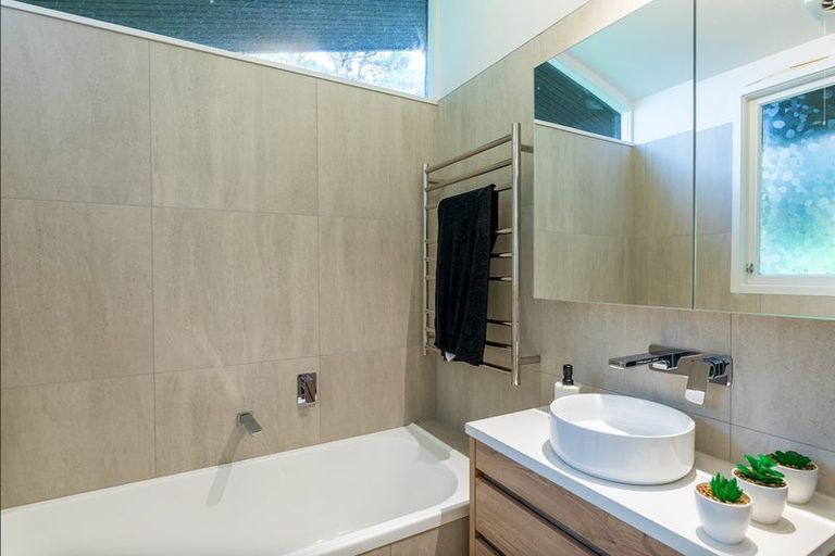 Photo of property in 10 Rangiwai Road, Titirangi, Auckland, 0604