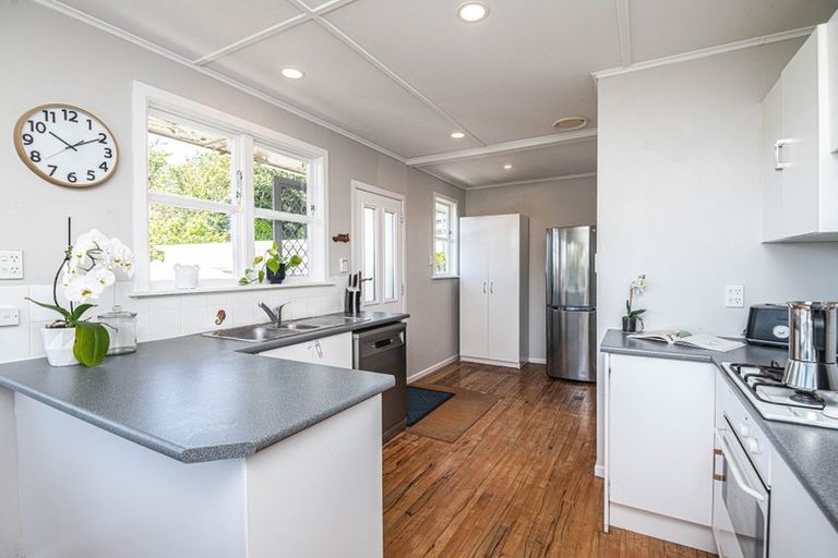 Photo of property in 58 Catherine Crescent, Paparangi, Wellington, 6037