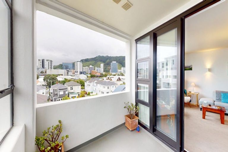 Photo of property in Endeavour Apartments, 9/125 Thorndon Quay, Pipitea, Wellington, 6011