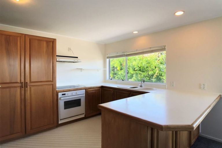 Photo of property in 1/8 Strabo Place, Windsor Park, Auckland, 0632
