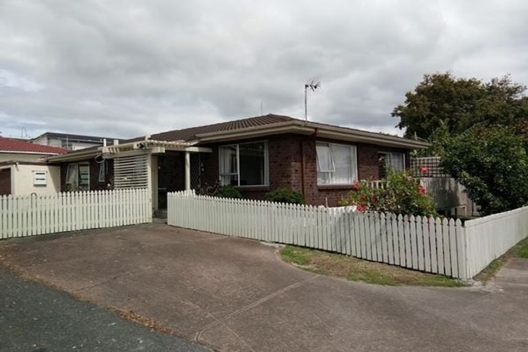 Photo of property in 1/11 Ciprian Place, Henderson, Auckland, 0612