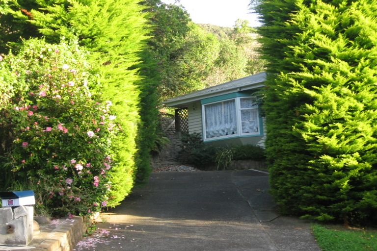Photo of property in 2 Rakau Grove, Stokes Valley, Lower Hutt, 5019