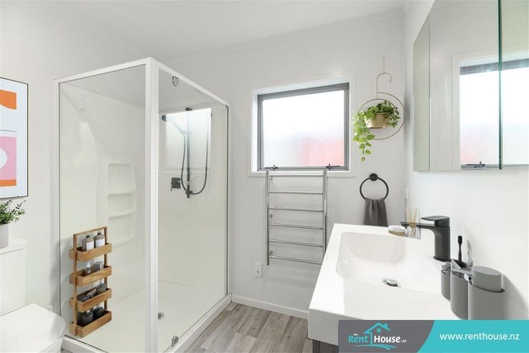 Photo of property in 5 Foyle Place, Glendene, Auckland, 0602