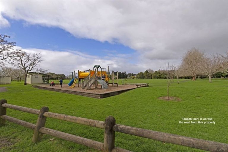 Photo of property in 25 Taupaki Road, Taupaki, Henderson, 0782