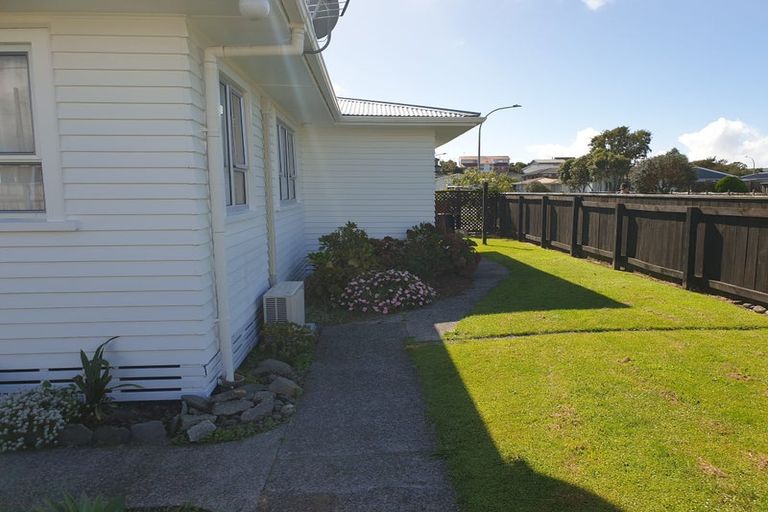 Photo of property in 15 Turakina Street, Merrilands, New Plymouth, 4312