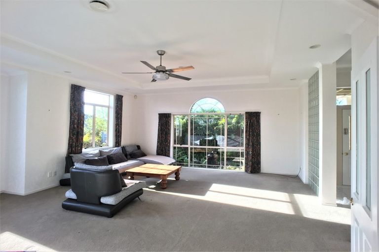 Photo of property in 9 Lorikeet Place, Unsworth Heights, Auckland, 0632