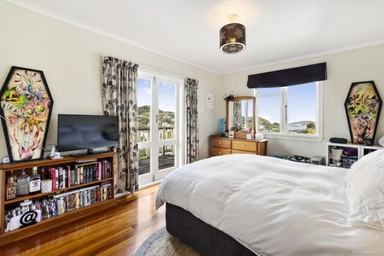 Photo of property in 137 Ruskin Road, Newlands, Wellington, 6037