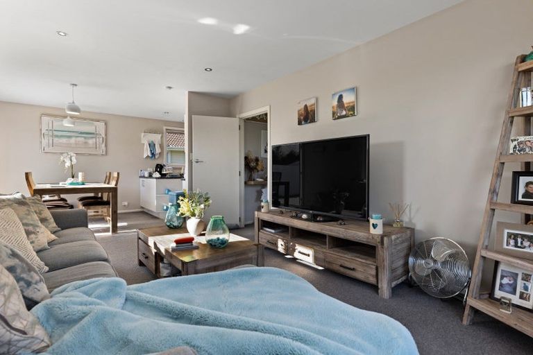 Photo of property in 21 La Perouse Place, Northcote, Christchurch, 8052