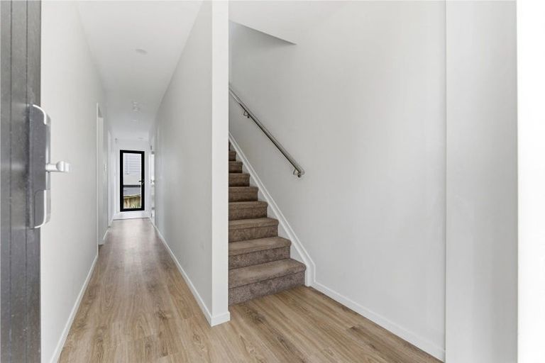Photo of property in 8/233 Great North Road, Henderson, Auckland, 0612