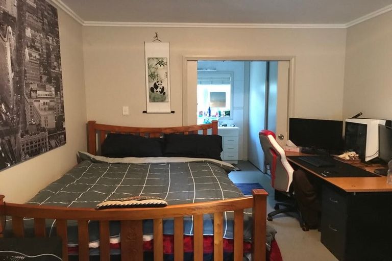 Photo of property in 1/4 Carlisle Road, Browns Bay, Auckland, 0630