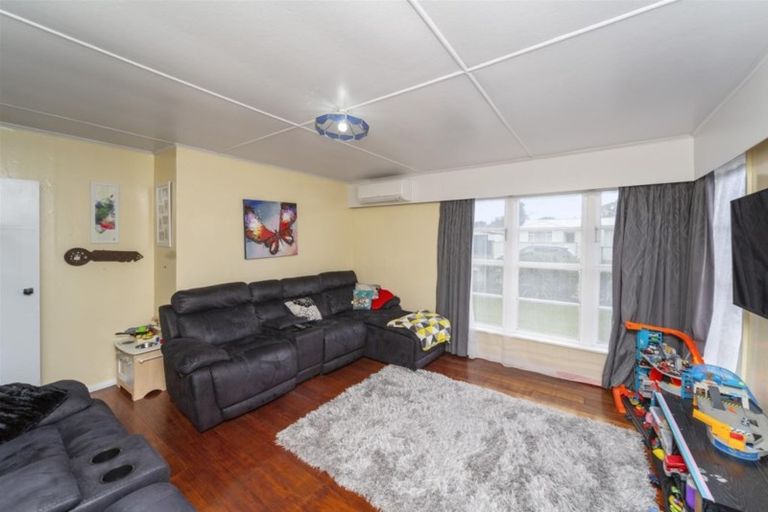 Photo of property in 2 Gladstone Street, Hawera, 4610