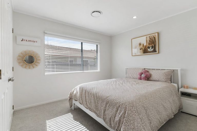 Photo of property in 5 Bridgehead Cove, West Harbour, Auckland, 0618