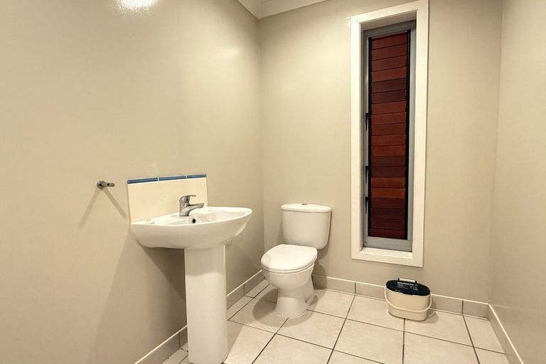 Photo of property in 9b Clearwater Cove, West Harbour, Auckland, 0618