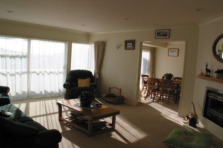 Photo of property in 36 Tyrico Close, Unsworth Heights, Auckland, 0632