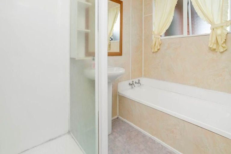 Photo of property in 25 Etherton Drive, Weymouth, Auckland, 2103