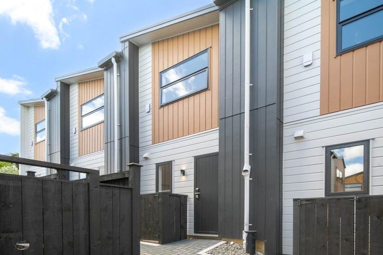 Photo of property in 9/10 Newington Road, Henderson, Auckland, 0612