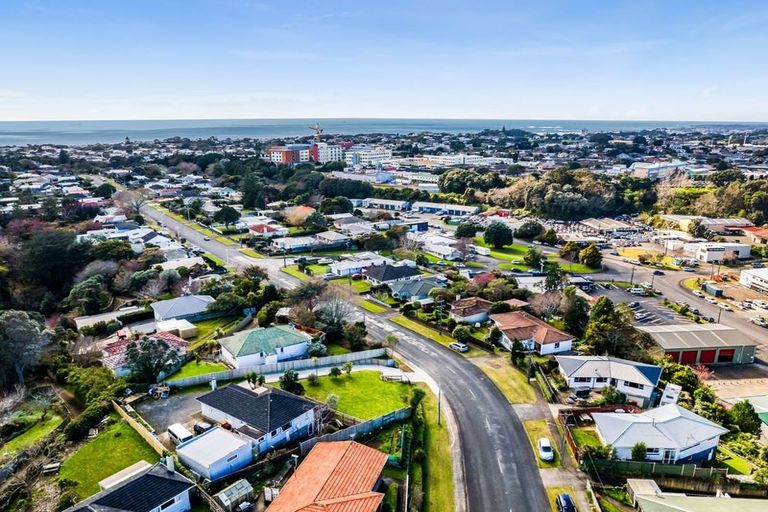 Photo of property in 180 Seaview Road, Westown, New Plymouth, 4310