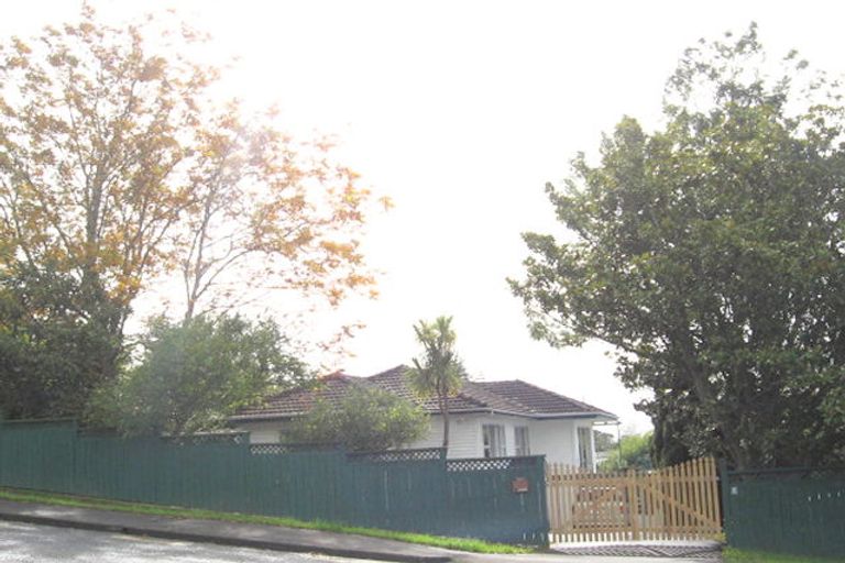 Photo of property in 26 Beach Road, Mellons Bay, Auckland, 2014
