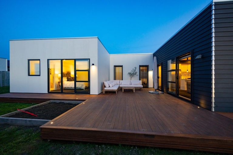 Photo of property in 14 Monaco Grove, Fitzherbert, Palmerston North, 4410