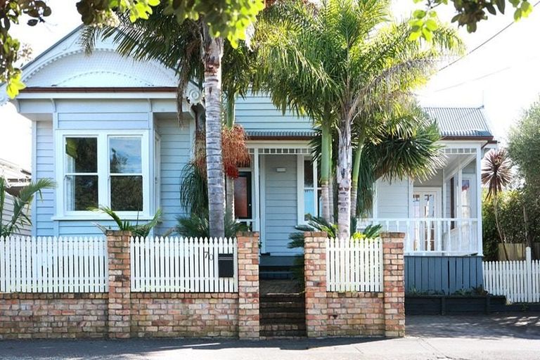 Photo of property in 1/70 Princes Street, Northcote Point, Auckland, 0627