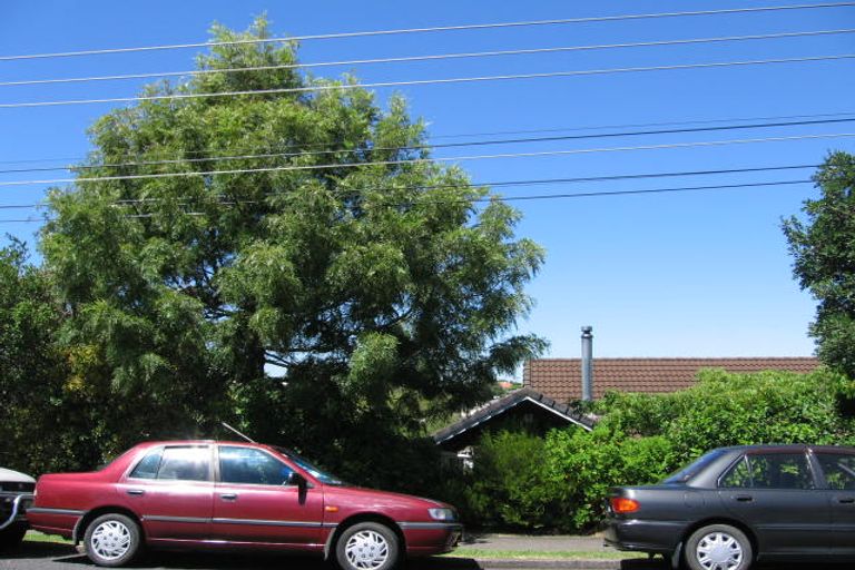 Photo of property in 2/2 Wolsley Avenue, Milford, Auckland, 0620