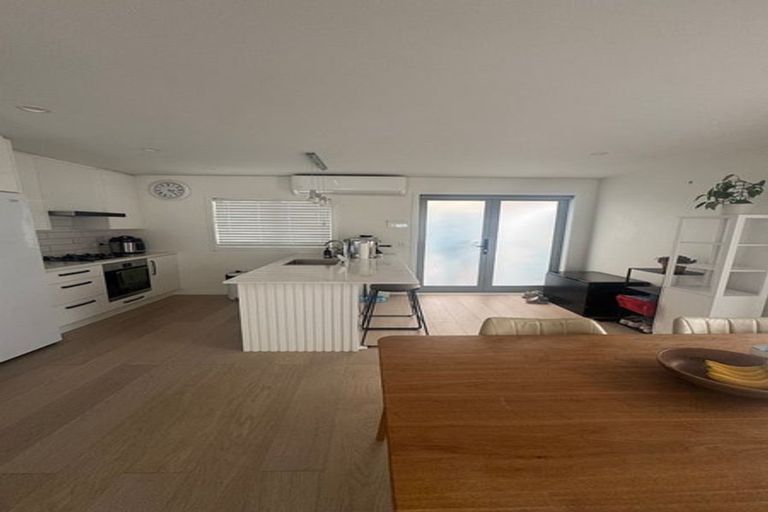 Photo of property in 166b Newlands Road, Newlands, Wellington, 6037