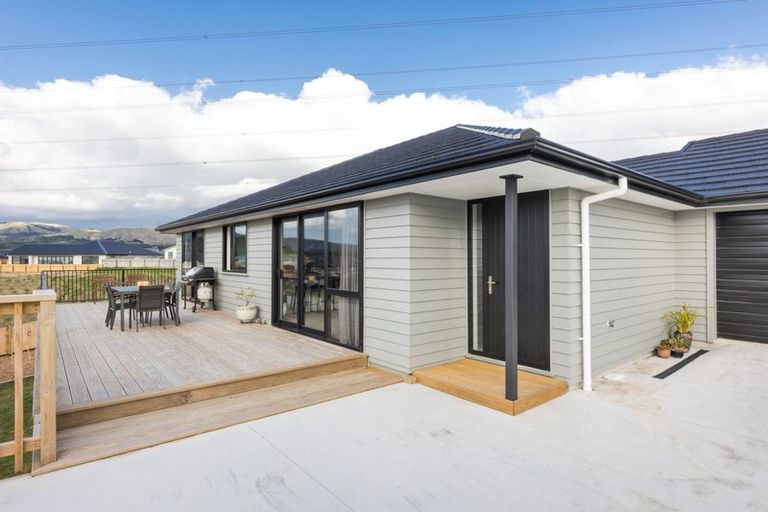 Photo of property in 15 Gibraltar Way, Fitzherbert, Palmerston North, 4410