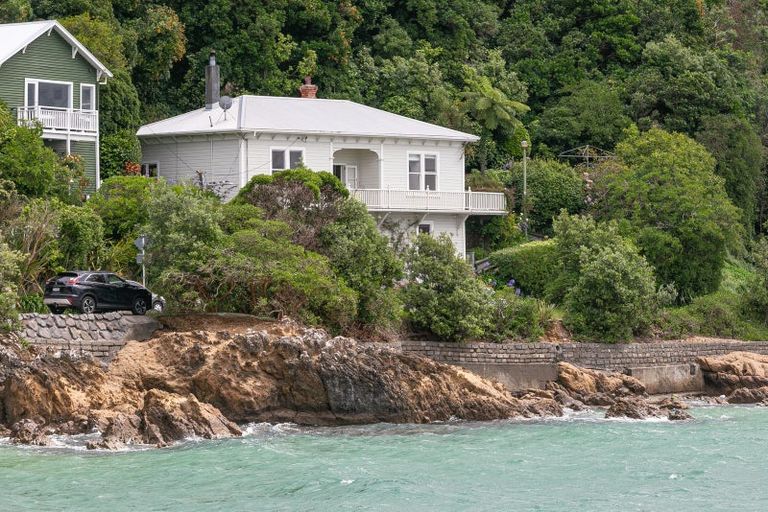 Photo of property in 427 Karaka Bay Road, Karaka Bays, Wellington, 6022