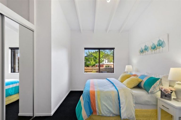 Photo of property in 2/23 Montgomery Avenue, Rothesay Bay, Auckland, 0630