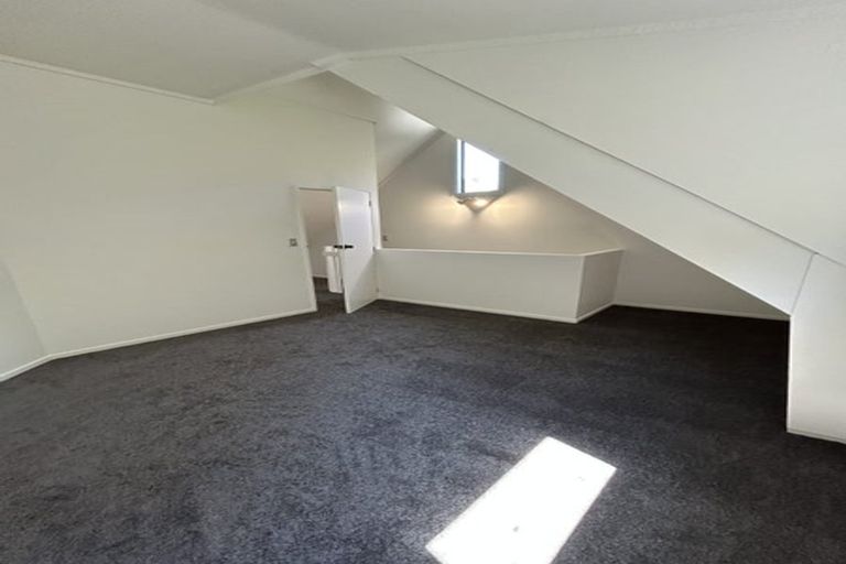 Photo of property in 58 Rauhuia Crescent, Parau, Auckland, 0604