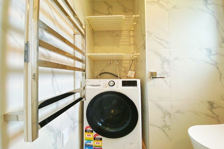 Photo of property in 18d Arrow Road, Forrest Hill, Auckland, 0620