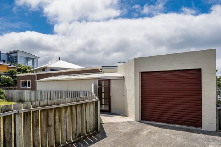 Photo of property in 18 Dargle Way, Island Bay, Wellington, 6023