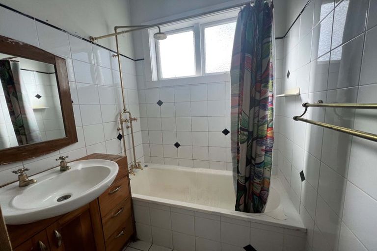 Photo of property in 3152 Great North Road, New Lynn, Auckland, 0600