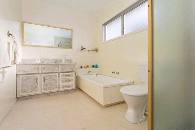 Photo of property in 12 Exmouth Road, Northcote, Auckland, 0627