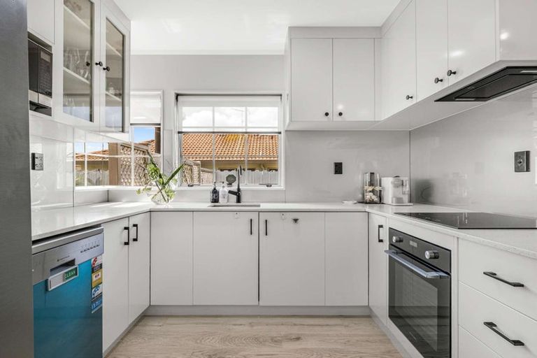 Photo of property in 52 Riverton Drive, Randwick Park, Auckland, 2105