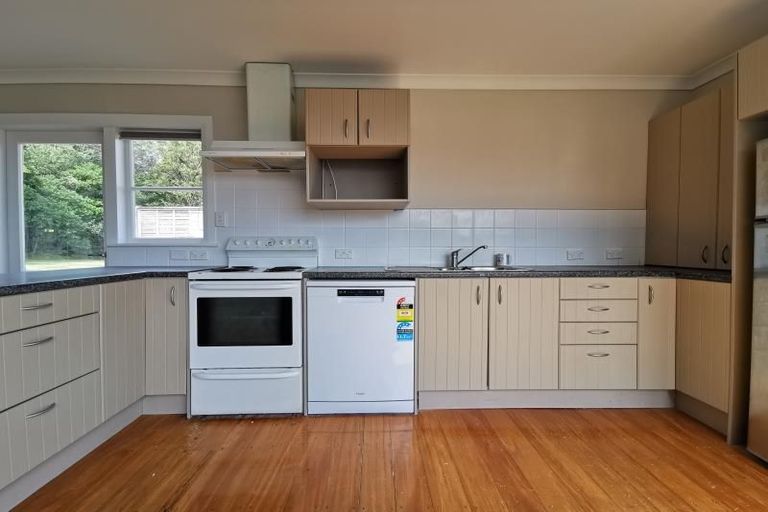 Photo of property in 96 Glanmire Road, Newlands, Wellington, 6037