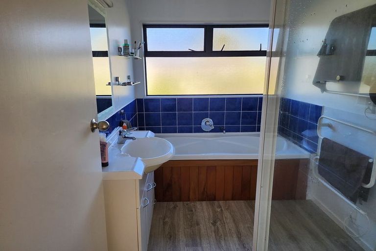 Photo of property in 24 Megan Avenue, Pakuranga Heights, Auckland, 2010