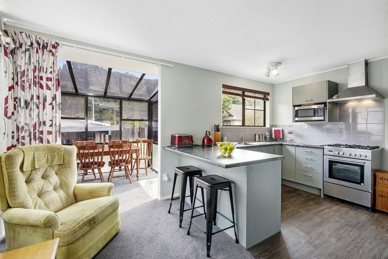 Photo of property in 77 Gemstone Drive, Birchville, Upper Hutt, 5018